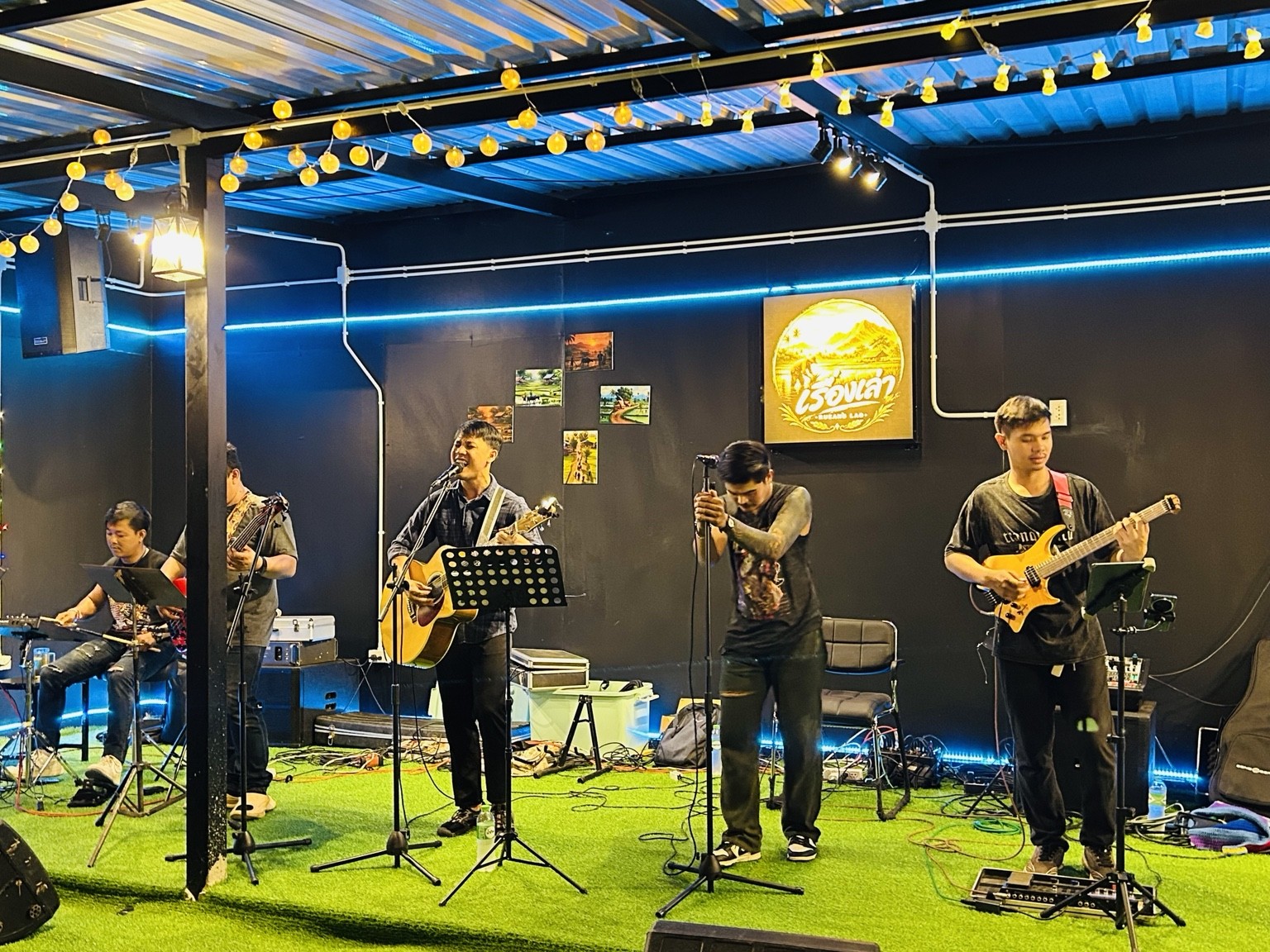 วงดนตรีสดบนเวทีร้านเรื่องเล่า