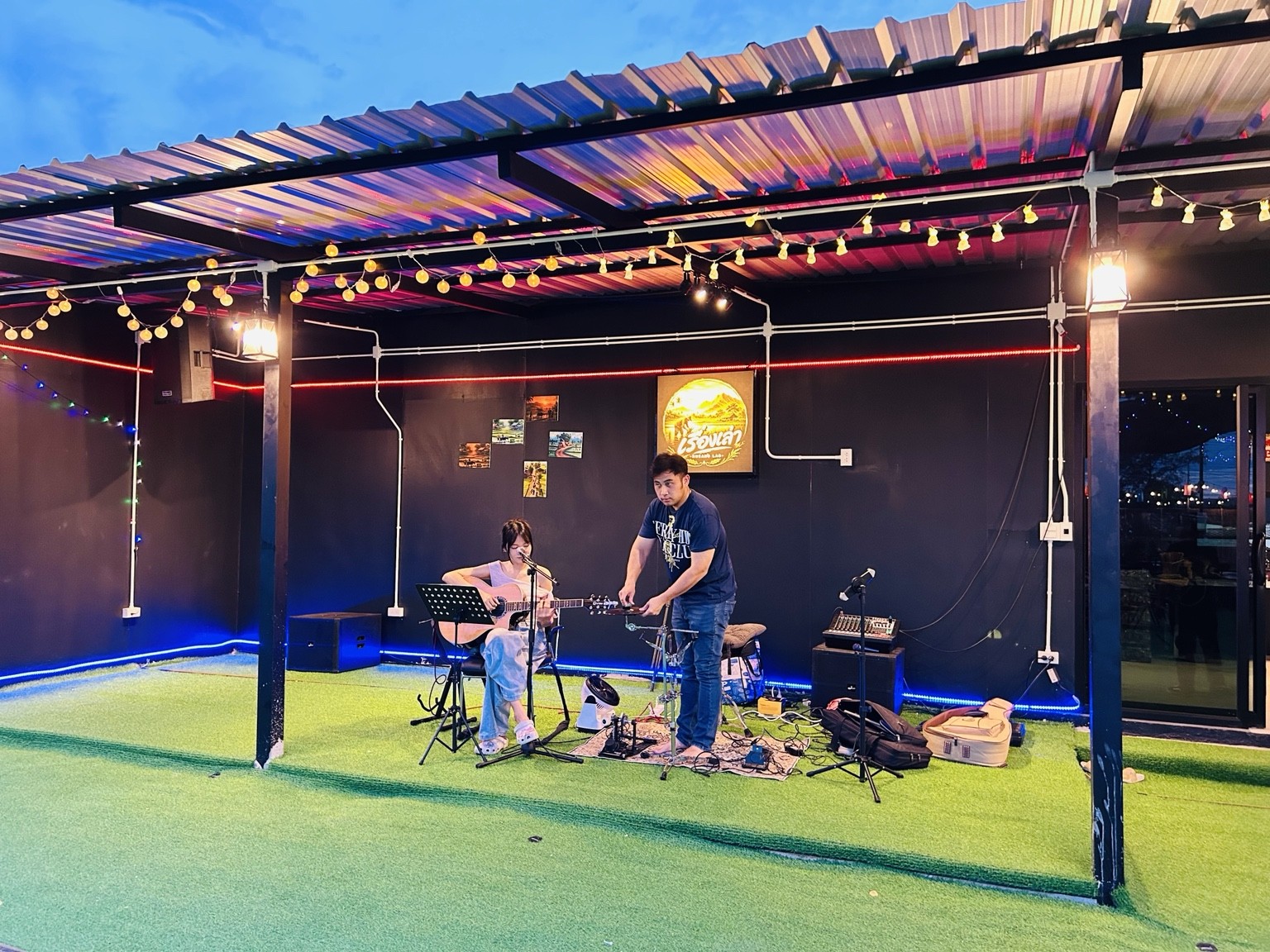 เวทีดนตรีสดภายในร้านเรื่องเล่า